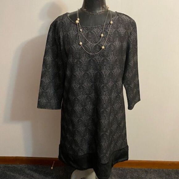 Isle by Melis Kozan Black/White with faux fur on bottom, size XL - Picture 1 of 5